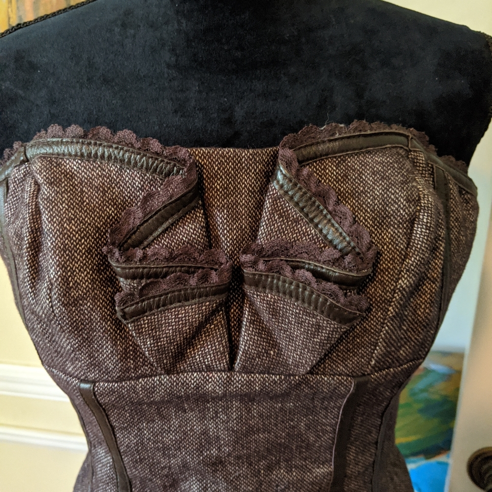 Bebe sweet heart, fitted, knee-length dress